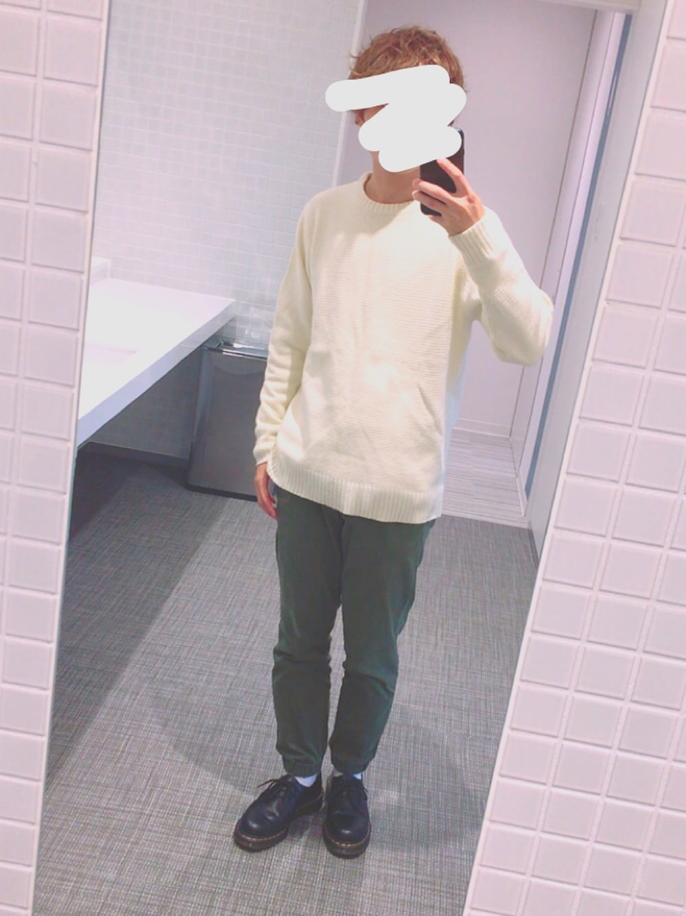 「大学生、UNIQLO、GU、ニット、ジョガーパンツ、Dr.Martens、プチプラ、秋のコーデ」｜「Dr. MartensのDr.Martens/ドクターマーチン 3 EYELET SHOES（ドレスシューズ、ブラック系）」を使った、いしばしこさん（メンズ・163cm）の秋コーディネートの1枚目の写真