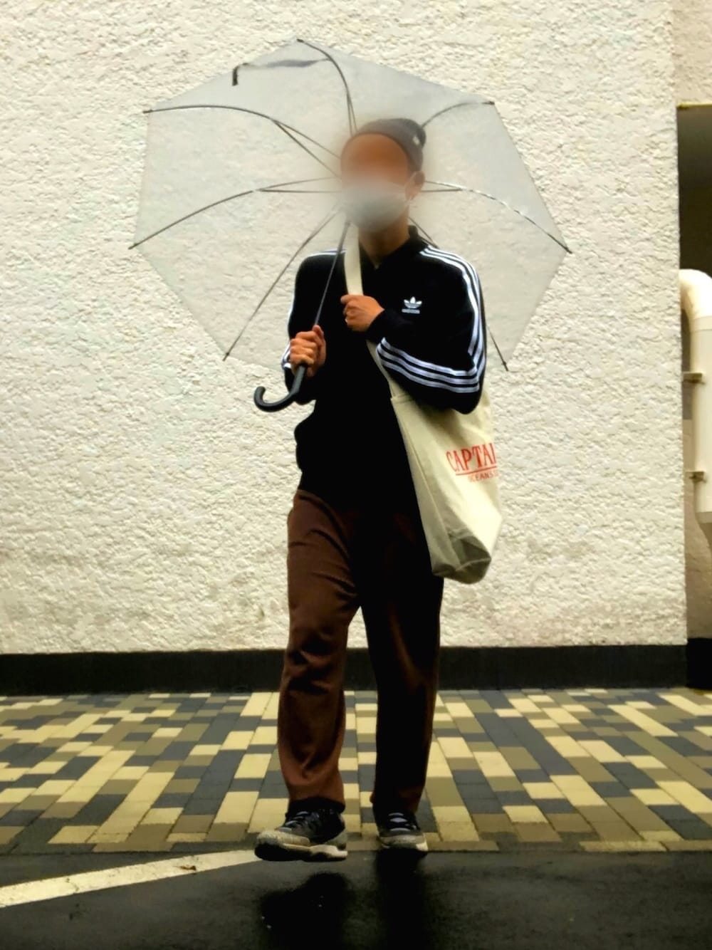 「雨の日は嫌い、adidas、AURALEE、シンプル、ストリート、JORDAN3、テニスシューズ、フェデラー」｜「Captains Helmのアイテム（トートバッグ、ベージュ系）」を使った、rsskさん（メンズ・173cm）の春コーディネートの1枚目の写真