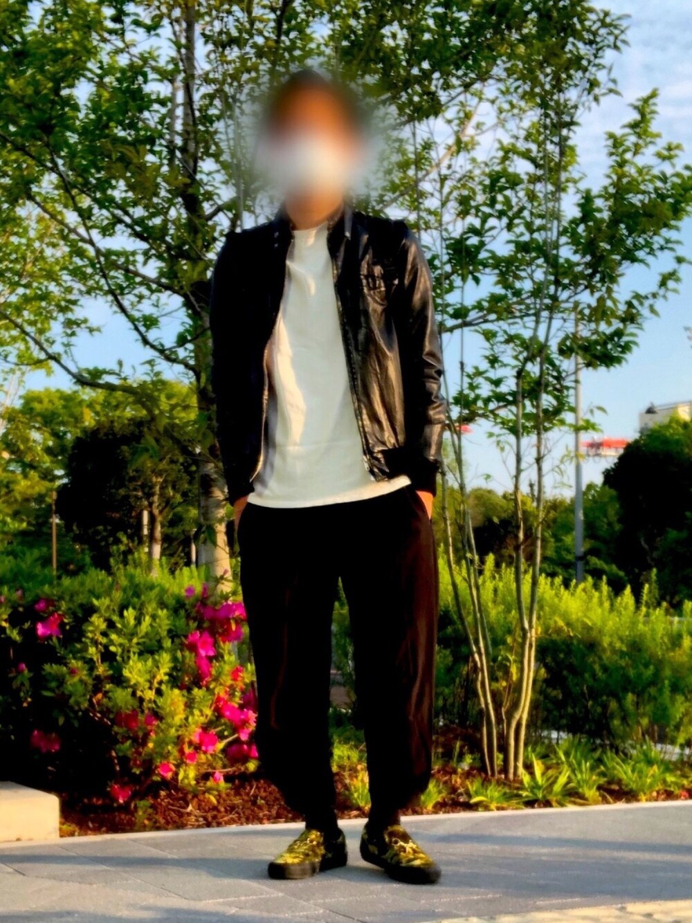 「シンプル、暑い、モノトーン、ＧＷ、忘れ物、フォローミー、おしゃれさんと繋がりたい」｜「SAINT JAMESのSAINT JAMES/セントジェームス OUESSANT/ウェッソン（Tシャツ/カットソー、ホワイト系）」を使った、rsskさん（メンズ・173cm）の春コーディネートの1枚目の写真