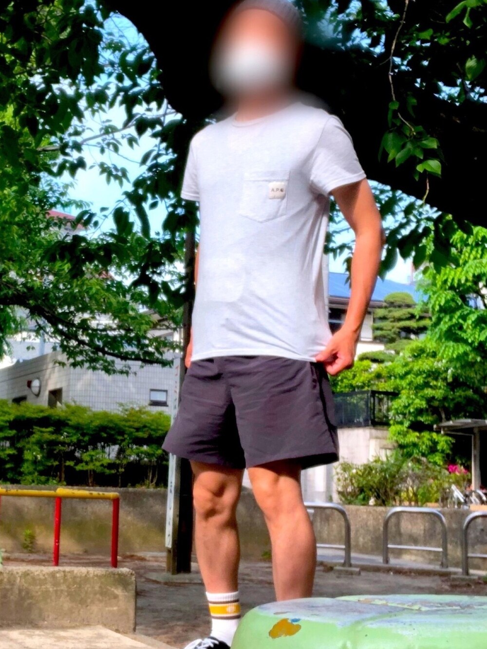 「着替えた、シンプルコーデ、ジャストサイズ、流行りに乗らない」｜「A.P.C.のアイテム（Tシャツ/カットソー、グレー系）」を使った、rsskさん（メンズ・173cm）の春コーディネートの1枚目の写真
