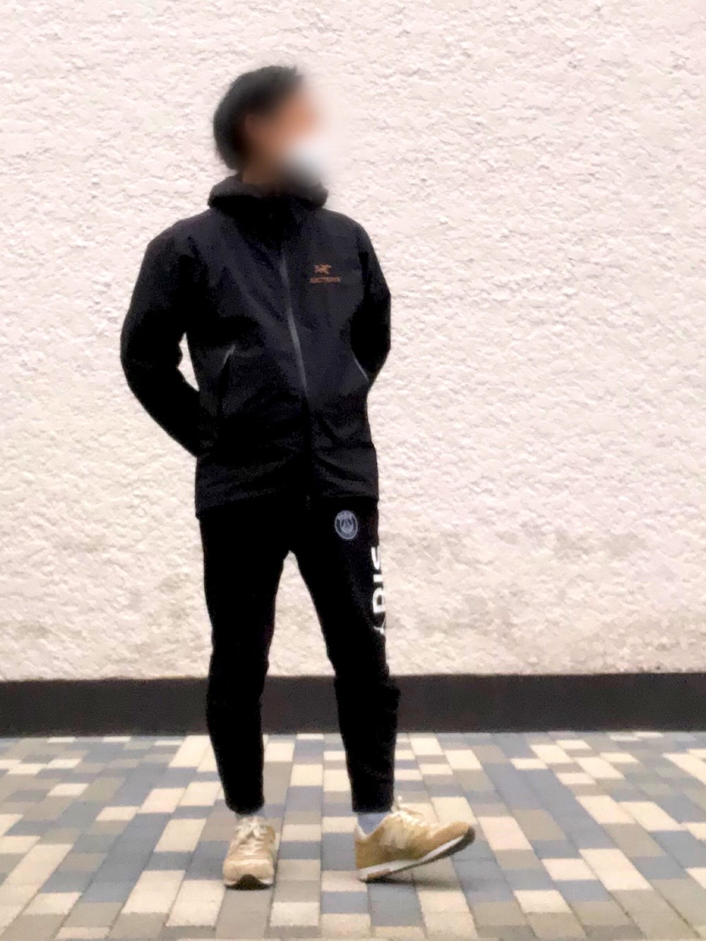 「黒ずくめ、今日は寒い、シンプル、オールブラック、カジュアル」｜「ARC'TERYXのARC’TERYX × BEAMS / 別注 Zeta SL（マウンテンパーカー、ブラック系）」を使った、rsskさん（メンズ・173cm）の春コーディネートの1枚目の写真