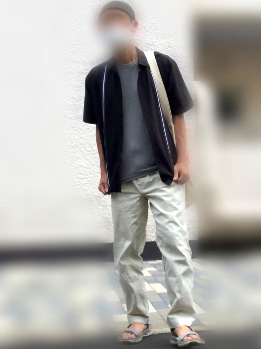 「白パンツ、大人カジュアル、リラックススタイル、キューバシャツ、相互フォロー、教えてください、シャツ好き集まれ」｜「ハバネラのアイテム（シャツ/ブラウス、ブラック系）」を使った、rsskさん（メンズ・173cm）の春コーディネートの1枚目の写真