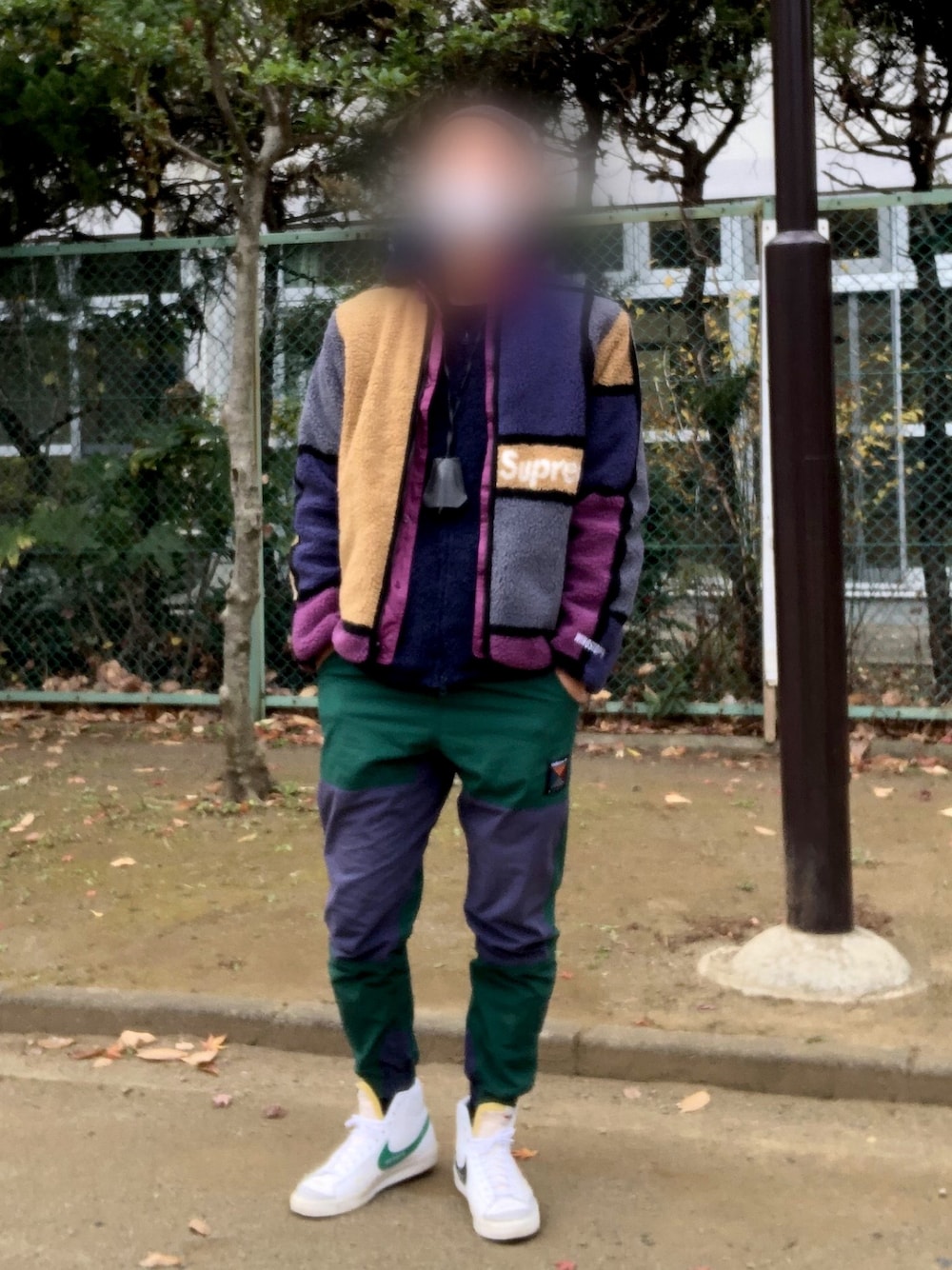 「冬コーデ、supreme、ブロックチェック、windstopper、寒すぎる、お洒落さんとつながりたい、スニーカーコーデ、NIKE、カジュアルコーデ」｜「BAREFOOT DREAMSのBAREFOOT DREAMS / ベアフットドリームズ：mens zip hoodie with stripe：パーカー：C594navy[PIE]（パーカー、ブルー系）」を使った、rsskさん（メンズ・173cm）の冬コーディネートの1枚目の写真