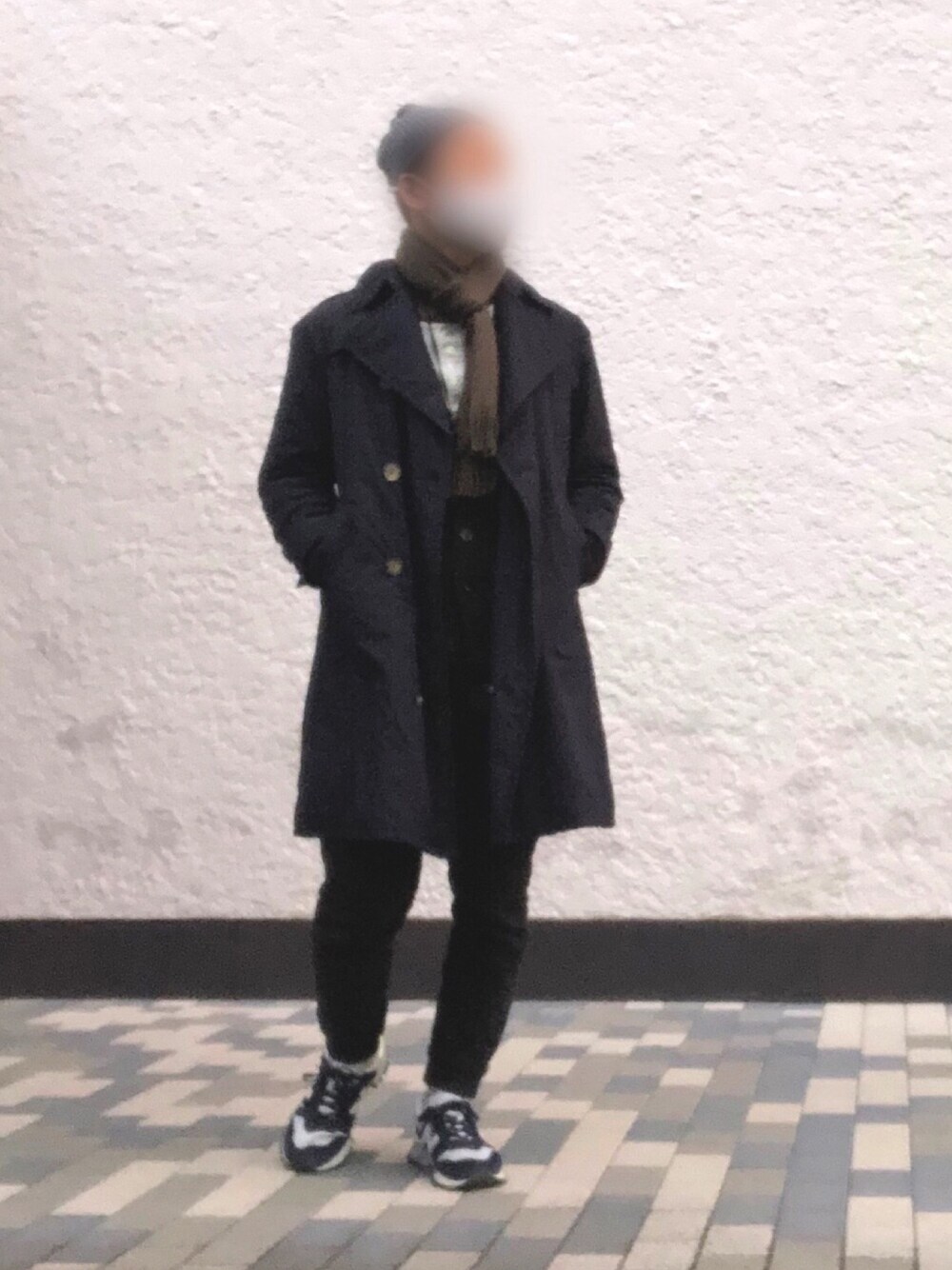 「ミリタリー、シンプル、Martin Margiela、New Balance、きれいめカジュアル、スニーカー、ヘンリーネック、私の推しブランド」｜「Kaptain Sunshineのアイテム（トレンチコート、ブルー系）」を使った、rsskさん（メンズ・173cm）の冬コーディネートの1枚目の写真