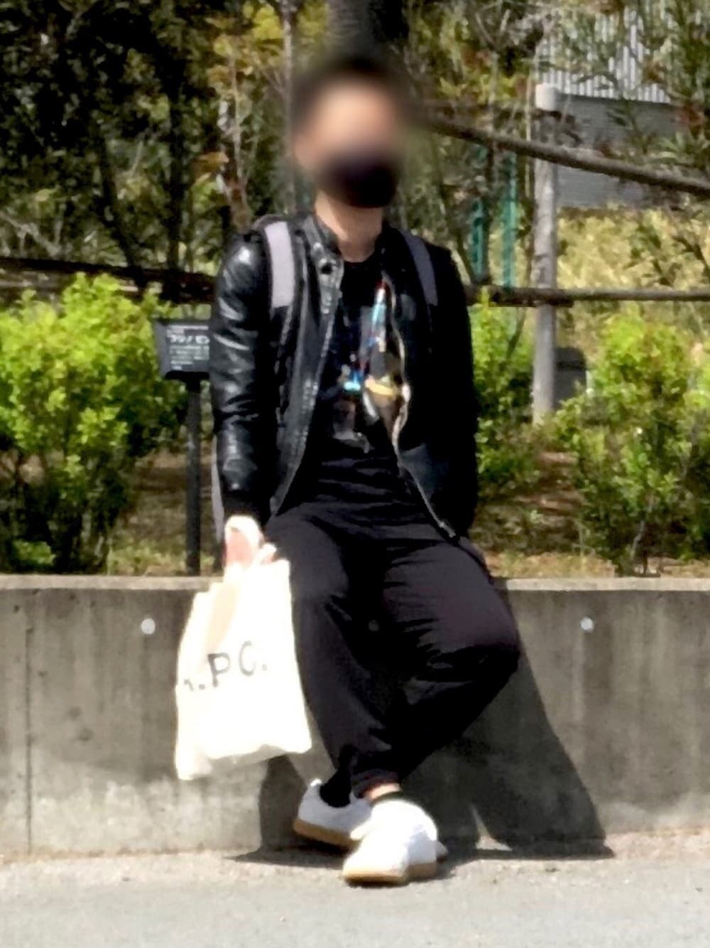 「モノトーン、モノトーンコーデ、春、シンプル、supreme、ライダース、ランチ、オトナカジュアル」｜「Supreme のアイテム（Tシャツ/カットソー、ブラック系）」を使った、rsskさん（メンズ・173cm）の春コーディネートの1枚目の写真