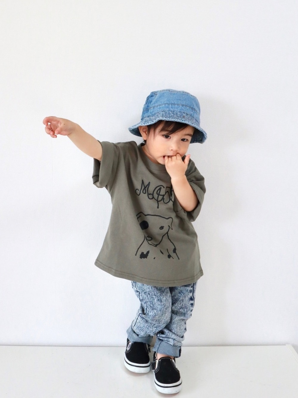 「オーバーサイズ、ビッグシルエット、スリッポン、VANS、プリントT、カジュアルコーデ、シンプルコーデ、デニムパンツ、ストリート」｜「🇰🇷のアイテム（ハット、ブルー系）」を使った、ORITSUさん（キッズ・80cm）の夏コーディネートの1枚目の写真