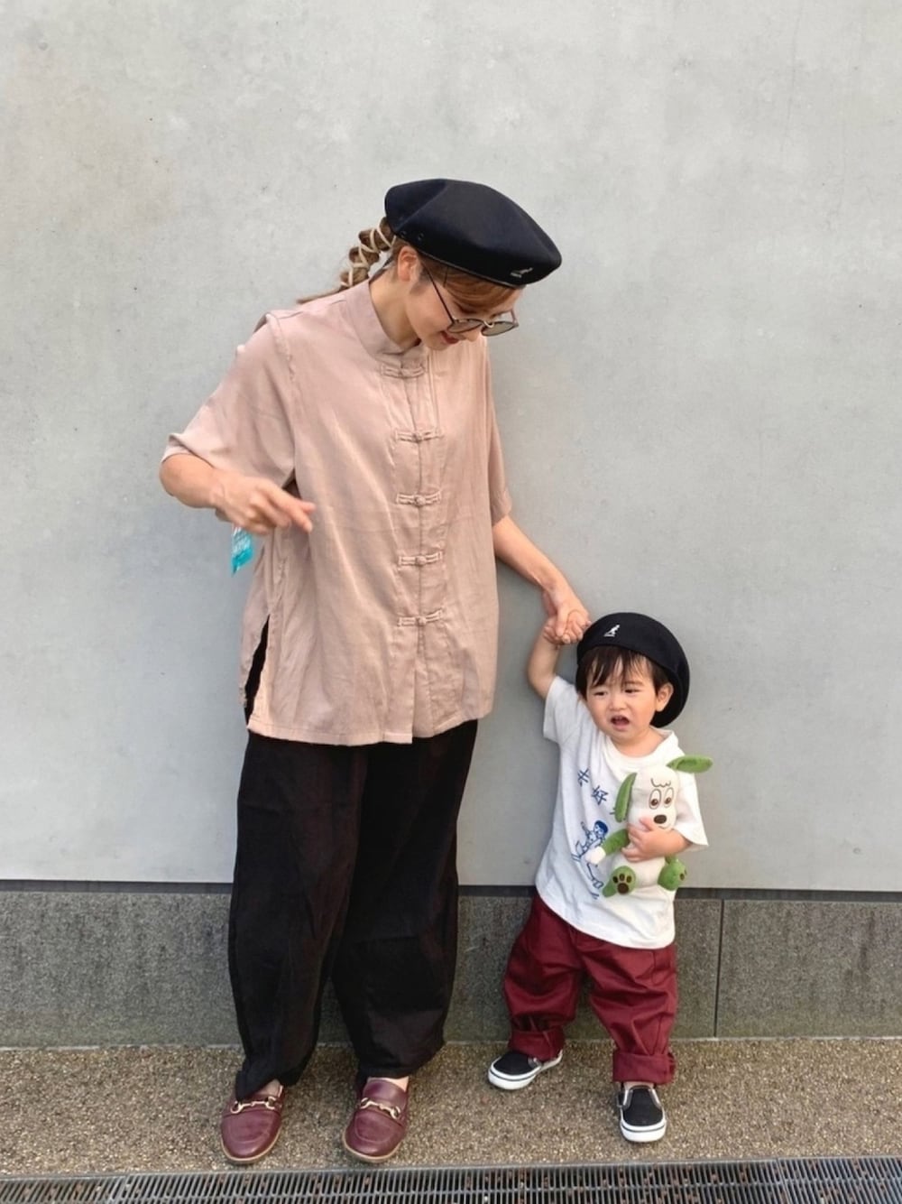 ホワイト系のTシャツ/カットソー、ブラウン系のシャツ/ブラウス、レッド系のその他パンツを着用したキッズの秋コーディネートの1枚目の写真