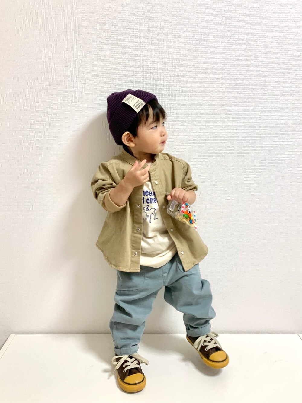 ベージュ系のシャツ/ブラウス、ベージュ系のTシャツ/カットソー、ブルー系のパンツを着用したキッズの秋コーディネートの1枚目の写真