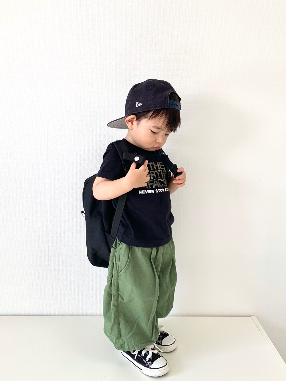 ブラック系のTシャツ/カットソー、グリーン系のパンツ、ブラック系のシューズを着用したキッズの夏コーディネートの1枚目の写真