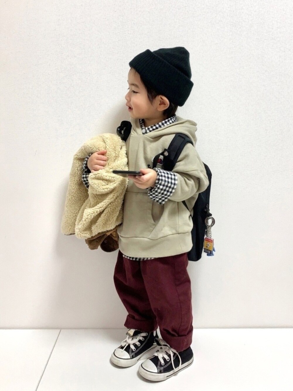 ベージュ系のトップス、ブラック系のシャツ/ブラウス、レッド系のその他パンツを着用したキッズの冬コーディネートの1枚目の写真