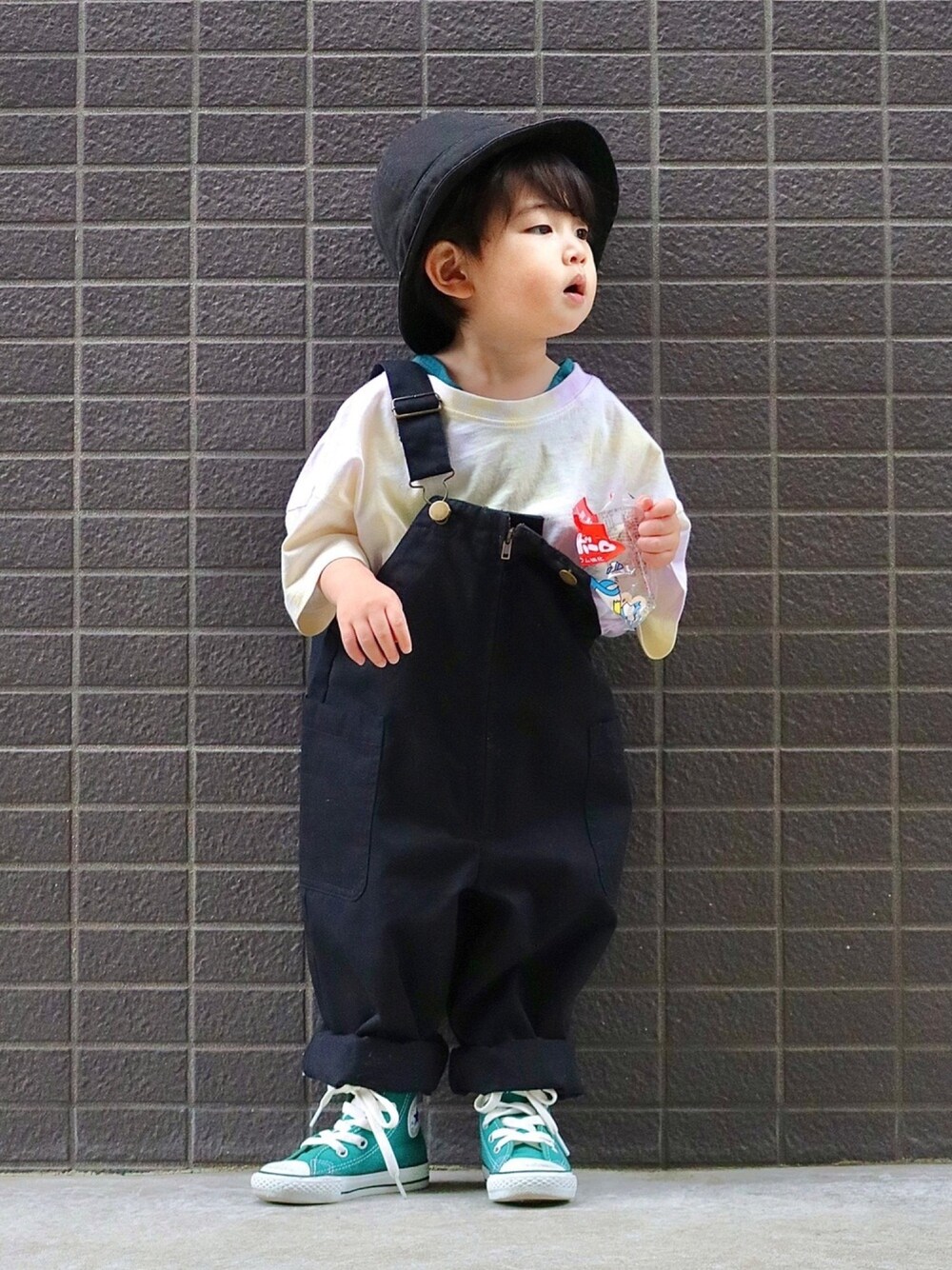 パープル系のTシャツ/カットソー、ブラウン系のトップス、ブラック系のデニムパンツを着用したキッズの春コーディネートの1枚目の写真