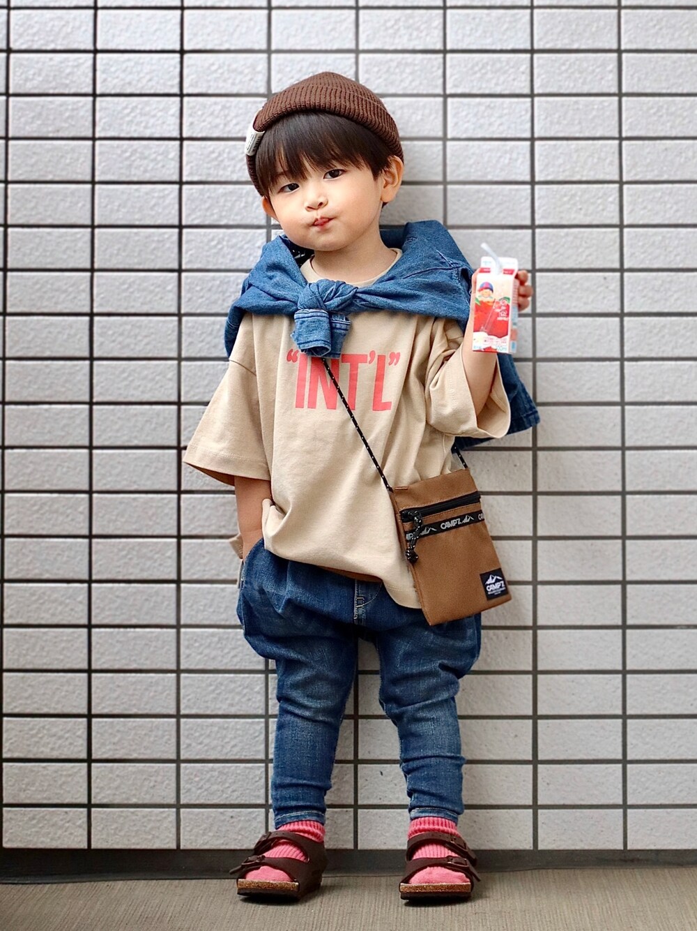 ブルー系のシャツ/ブラウス、ベージュ系のTシャツ/カットソー、ブルー系のデニムパンツを着用したキッズの春コーディネートの1枚目の写真