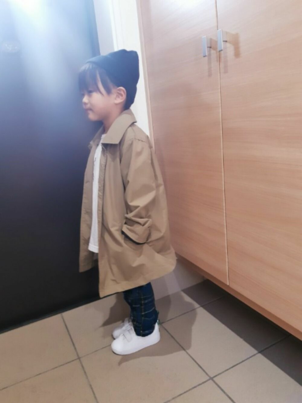 「キッズファッション、チェックパンツ、ステンカラーコート、ベージュ、ニット帽、スニーカー、オーバーサイズ、白Tシャツ、男の子、年末WEAR感謝祭」｜「BREEZEの4柄チェックパンツ ストレッチ 10分丈（その他パンツ、ブルー系）」を使った、にゃごさん（キッズ・100cm）の秋コーディネートの1枚目の写真