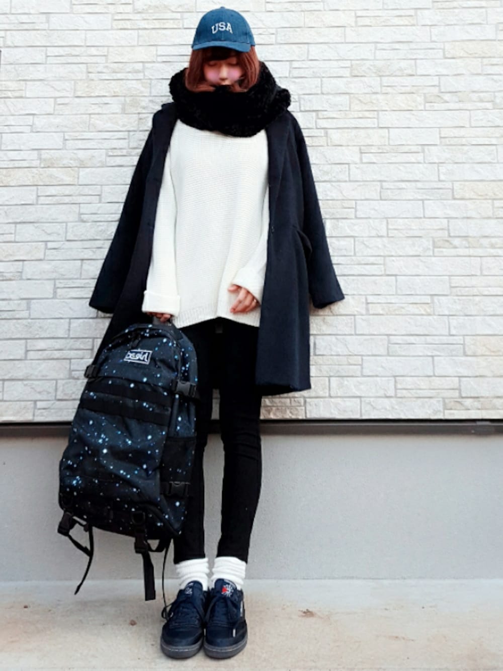 「x-girl、バックパック、ADVENTURE BACKPACK、宇宙柄、白ニット、黒スキニー、チェスターコート、デニムキャップ、スヌード、カジュアルコーデ」｜「ChampionのChampion×nano･universe/チャンピオン別注デニムCP USA（キャップ、ブルー系）」を使った、**ゆぅ**さん（レディース・164cm）の冬コーディネートの1枚目の写真