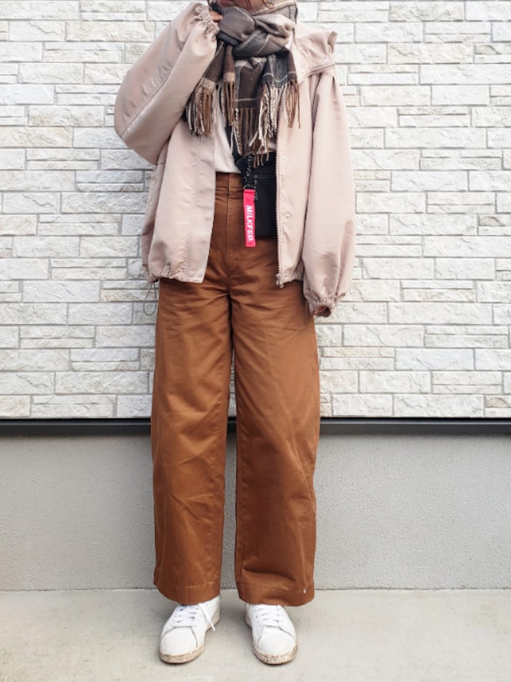 「カーブパンツ、マウンテンパーカー、ブラウンコーデ、ベージュコーデ、ベイクドカラー、チェック、ストール、マフラー、サコッシュ、チェック柄に恋してる」｜「UNIQLOのワイドフィットカーブパンツ（その他パンツ、ブラウン系）」を使った、**ゆぅ**さん（レディース・164cm）の秋コーディネートの1枚目の写真