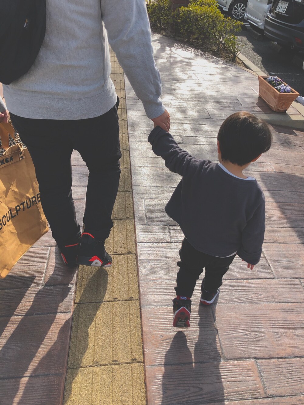 「男の子コーデ、親子コーデ、パパと息子、3歳４ヶ月、ブラックコーデ、NIKEでリンク、Jordan6インフラレッド、Jordan11bred、ヴァージルアブロー」｜「no brandのアイテム（Tシャツ/カットソー、ブラック系）」を使った、piiさん（キッズ・90cm）の春コーディネートの1枚目の写真