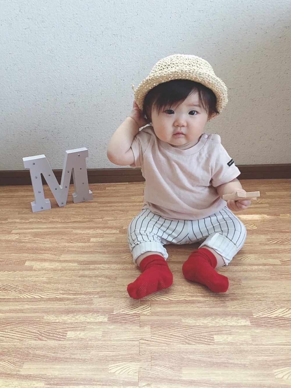 ピンク系のTシャツ/カットソー、ホワイト系のパンツ、ベージュ系のハットを着用したキッズの夏コーディネートの1枚目の写真