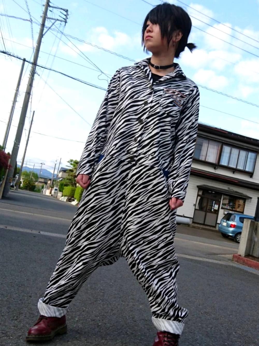 ホワイト系のつなぎ/オールインワン、レッド系のブーツ、ブラック系のチョーカーを着用したレディースの春コーディネートの1枚目の写真