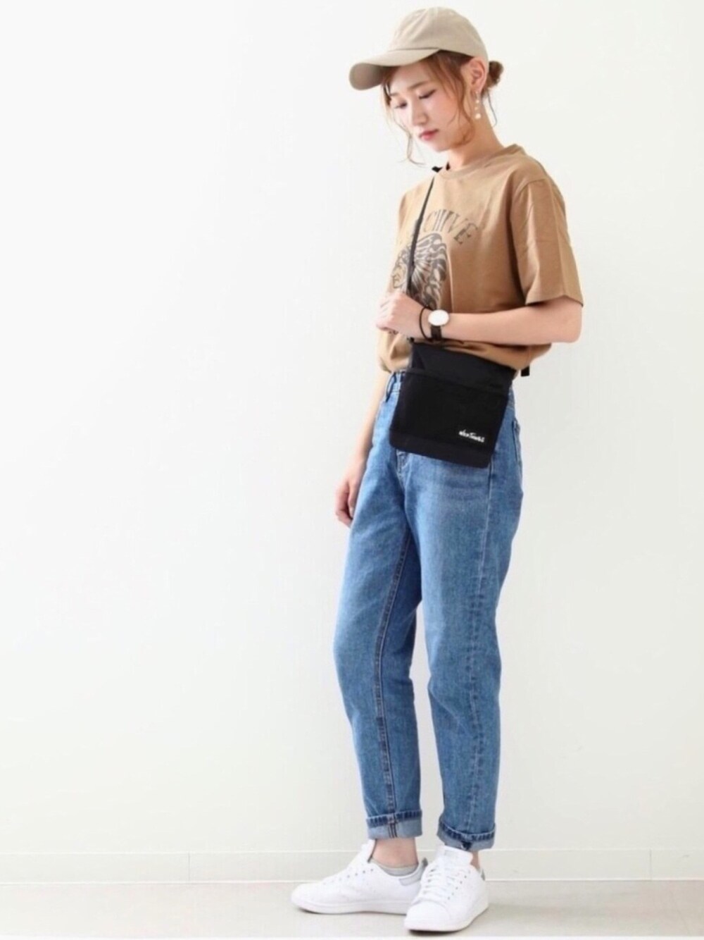「ZIP FIVE、シンプル、カジュアル、ラフ、サコッシュ、キャップ、Tシャツ、デニム、スニーカー、ベージュ」｜「ZIP FIVEの無地ローキャップ（キャップ、ベージュ系）」を使った、UMIさん（レディース・164cm）の夏コーディネートの1枚目の写真