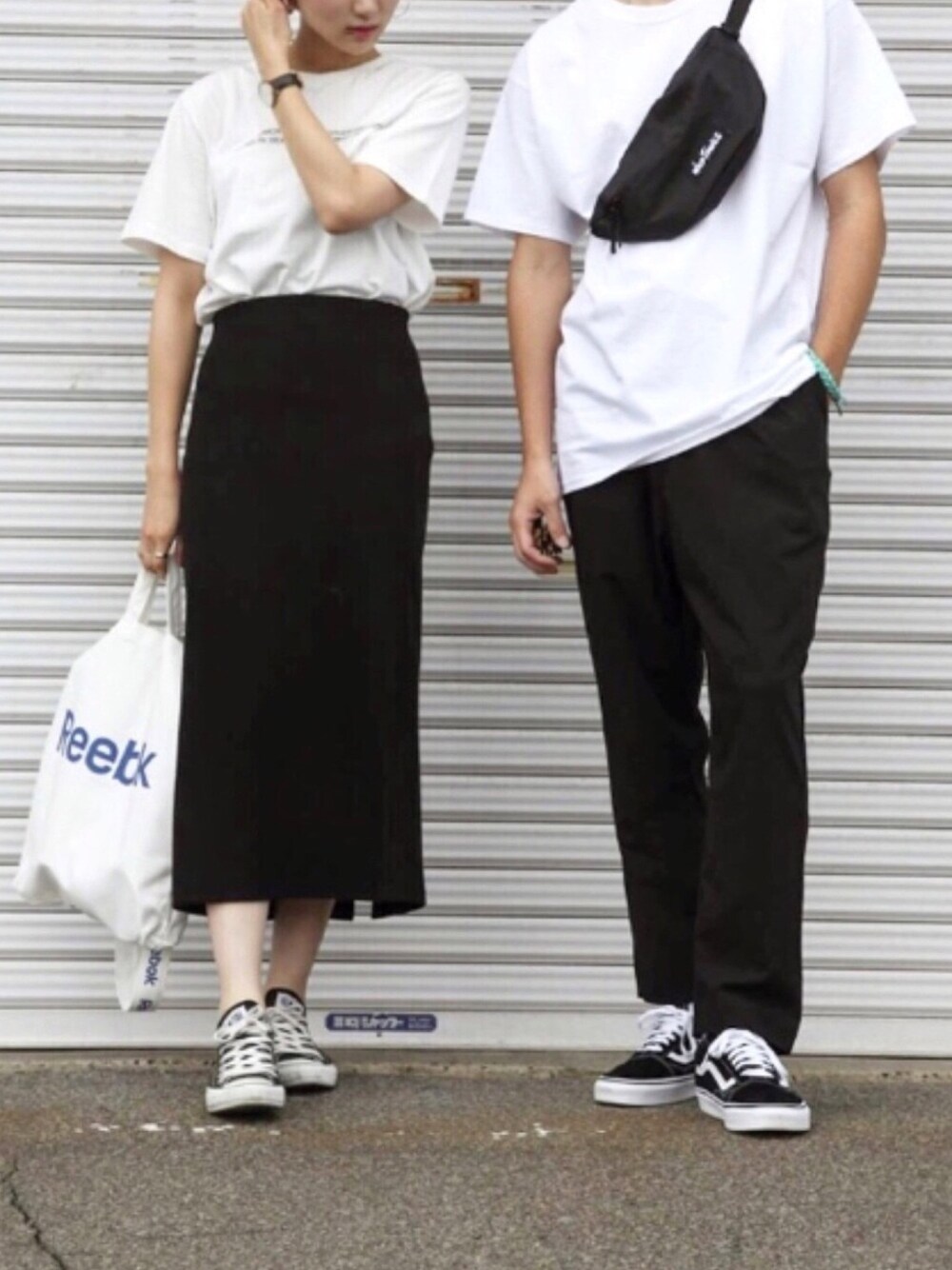 ホワイト系のTシャツ/カットソー、ブラック系のボディバッグ/ウエストポーチ、ブラック系のスラックスを着用したレディースの夏コーディネートの1枚目の写真