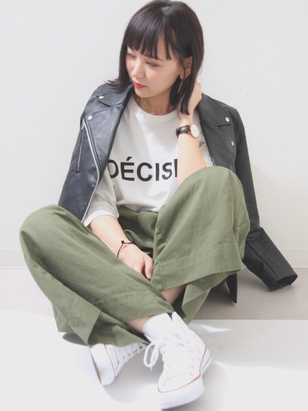 ホワイト系のTシャツ/カットソー、ホワイト系のスニーカー、ブラウン系のアナログ腕時計を着用したレディースの春コーディネートの1枚目の写真