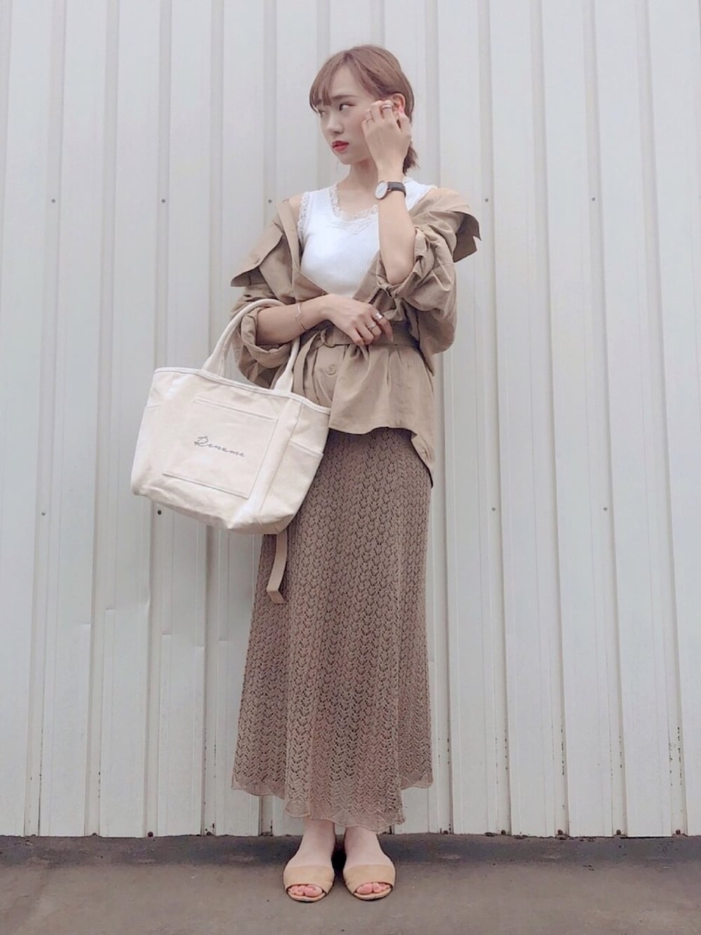 ブラウン系のシャツ/ブラウス、ブラウン系のスカート、ベージュ系のサンダルを着用したレディースの夏コーディネートの1枚目の写真