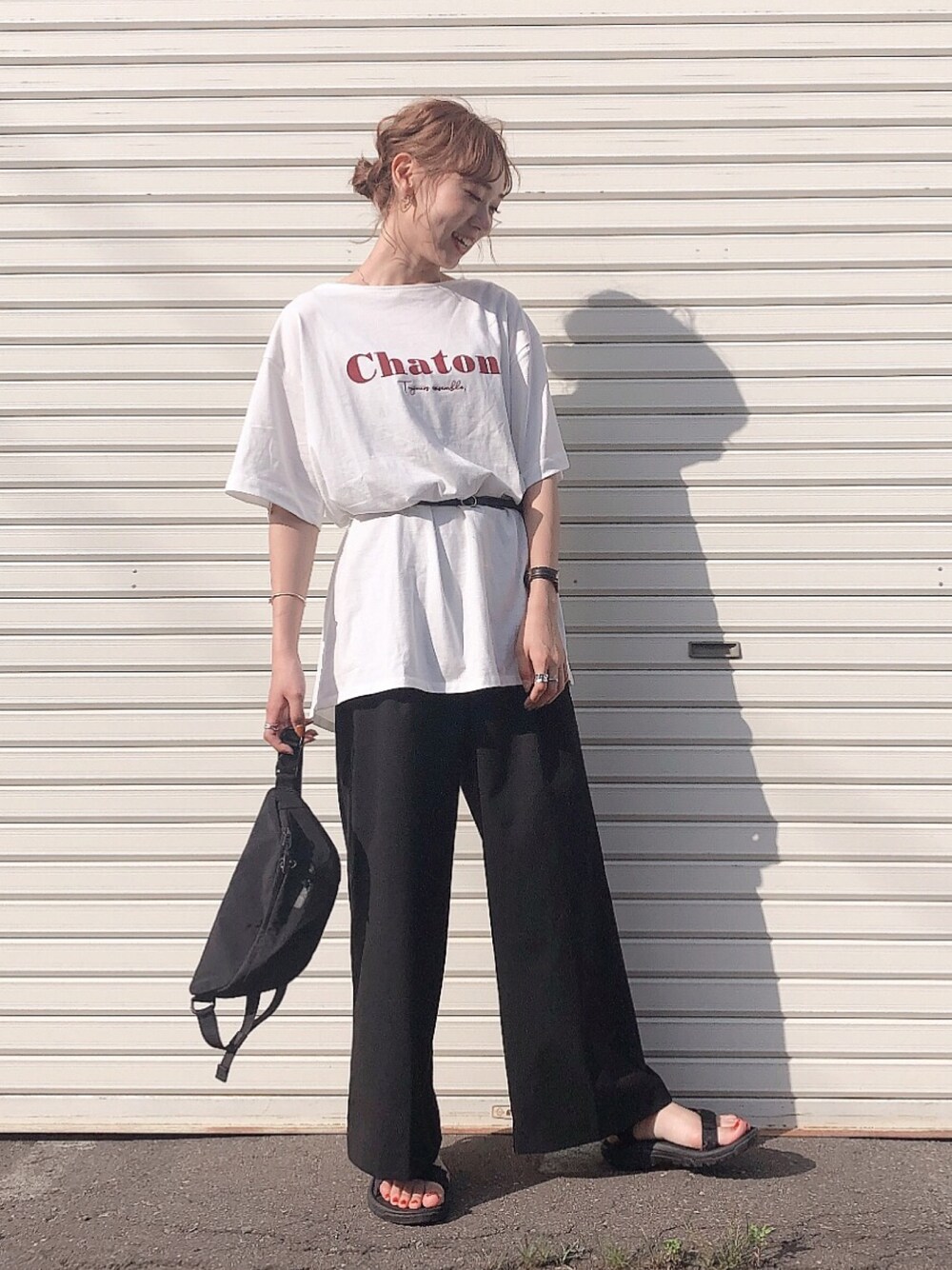 ホワイト系のTシャツ/カットソー、ブラック系のその他パンツ、ブラック系のサンダルを着用したレディースの夏コーディネートの1枚目の写真