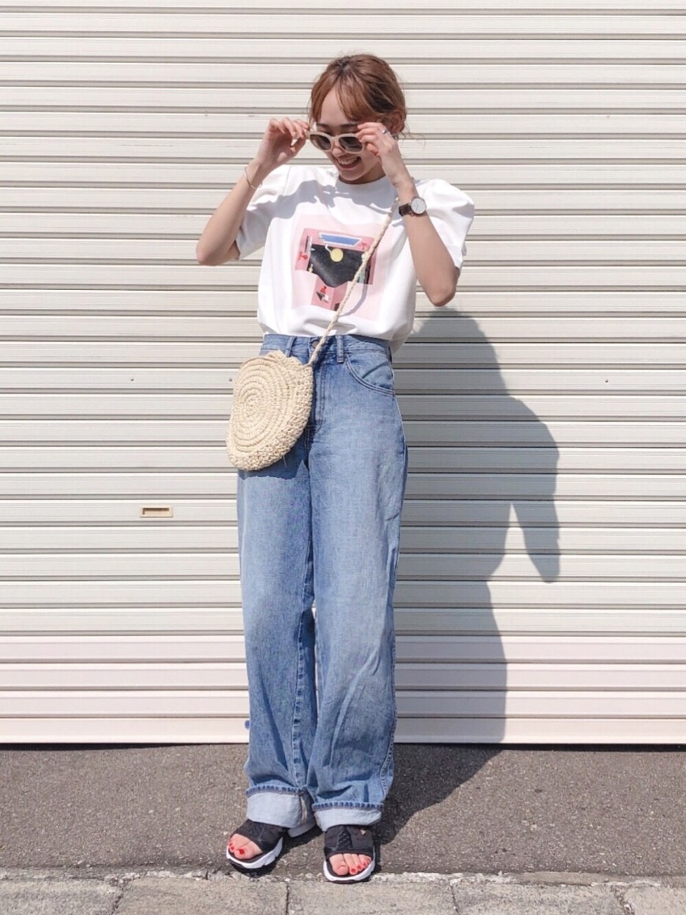 ホワイト系のTシャツ/カットソー、ブルー系のデニムパンツ、ブラック系のサンダルを着用したレディースの夏コーディネートの1枚目の写真