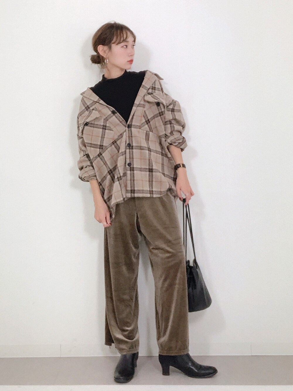 「大人コーデ、秋冬コーデ、秋コーデ、秋のコーデ、CPOジャケット、チェック、ブラウン、ブラック、ワイドパンツ、オーバーサイズ」｜「NO NEEDのオーバーサイズ起毛ネルチェックビッグシルエットCPOシャツアウター（シャツ/ブラウス、ベージュ系）」を使った、UMIさん（レディース・165cm）の秋コーディネートの1枚目の写真