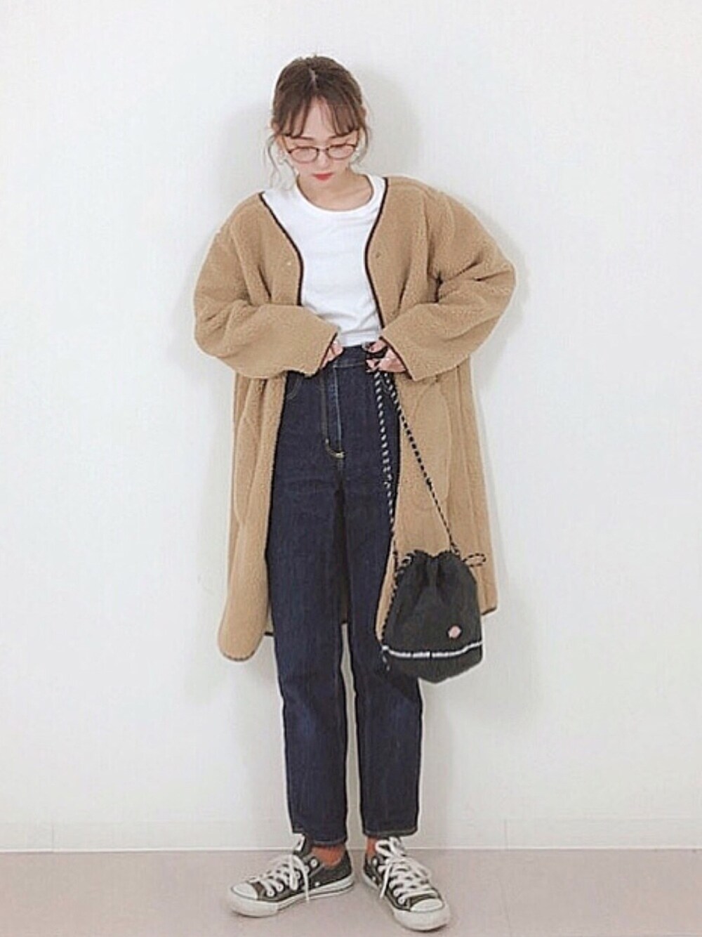 ベージュ系のノーカラージャケット、ホワイト系のTシャツ/カットソー、ブルー系のデニムパンツを着用したレディースの冬コーディネートの1枚目の写真