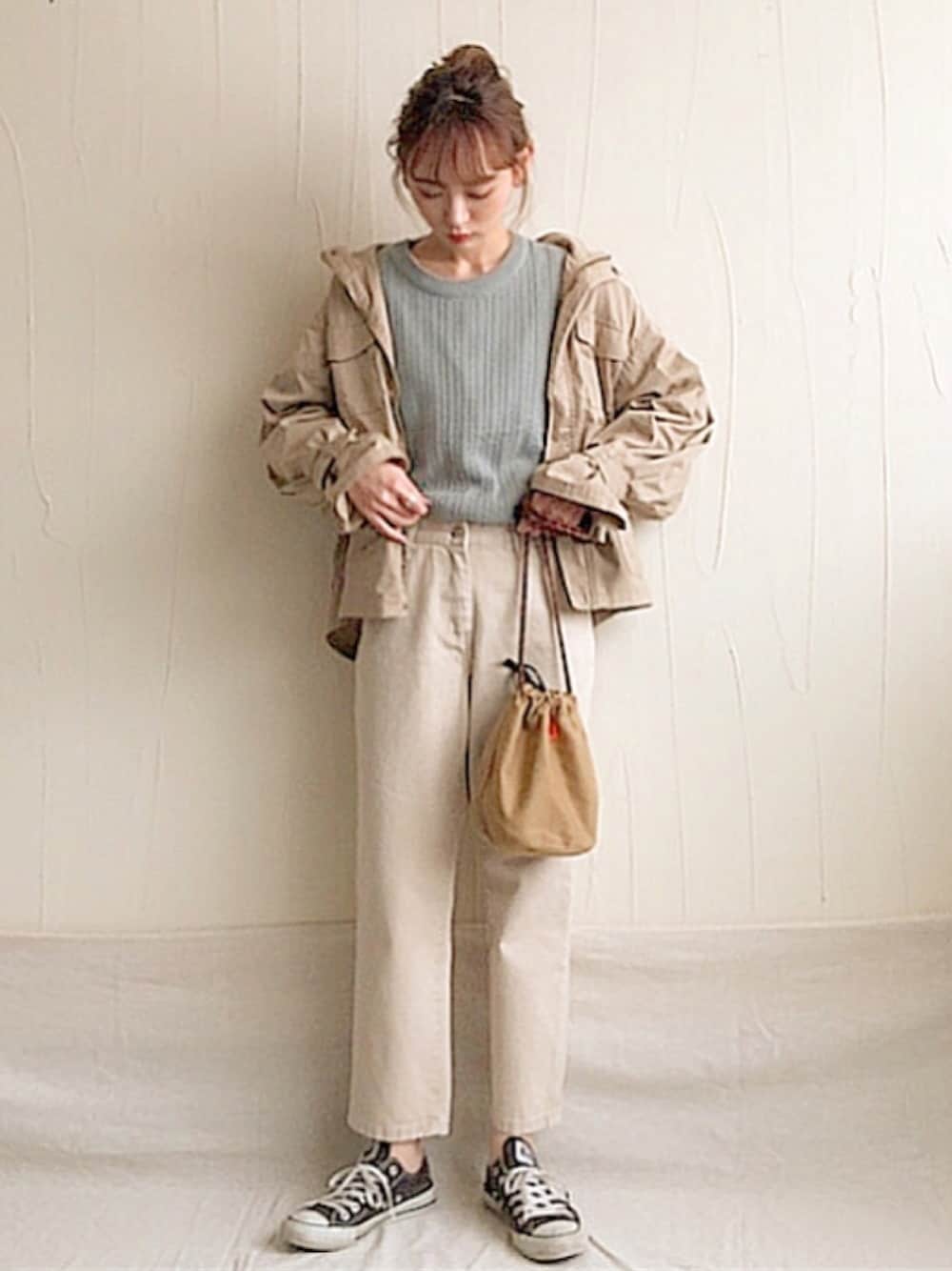 「プチプラ、シンプル、大人カジュアル、カジュアル、ベージュ、アイボリー、ニット、ミリタリージャケット、スニーカー、巾着バッグ」｜「DHOLICのラウンドネックニット（ニット/セーター、ブルー系）」を使った、UMIさん（レディース・165cm）の冬コーディネートの1枚目の写真