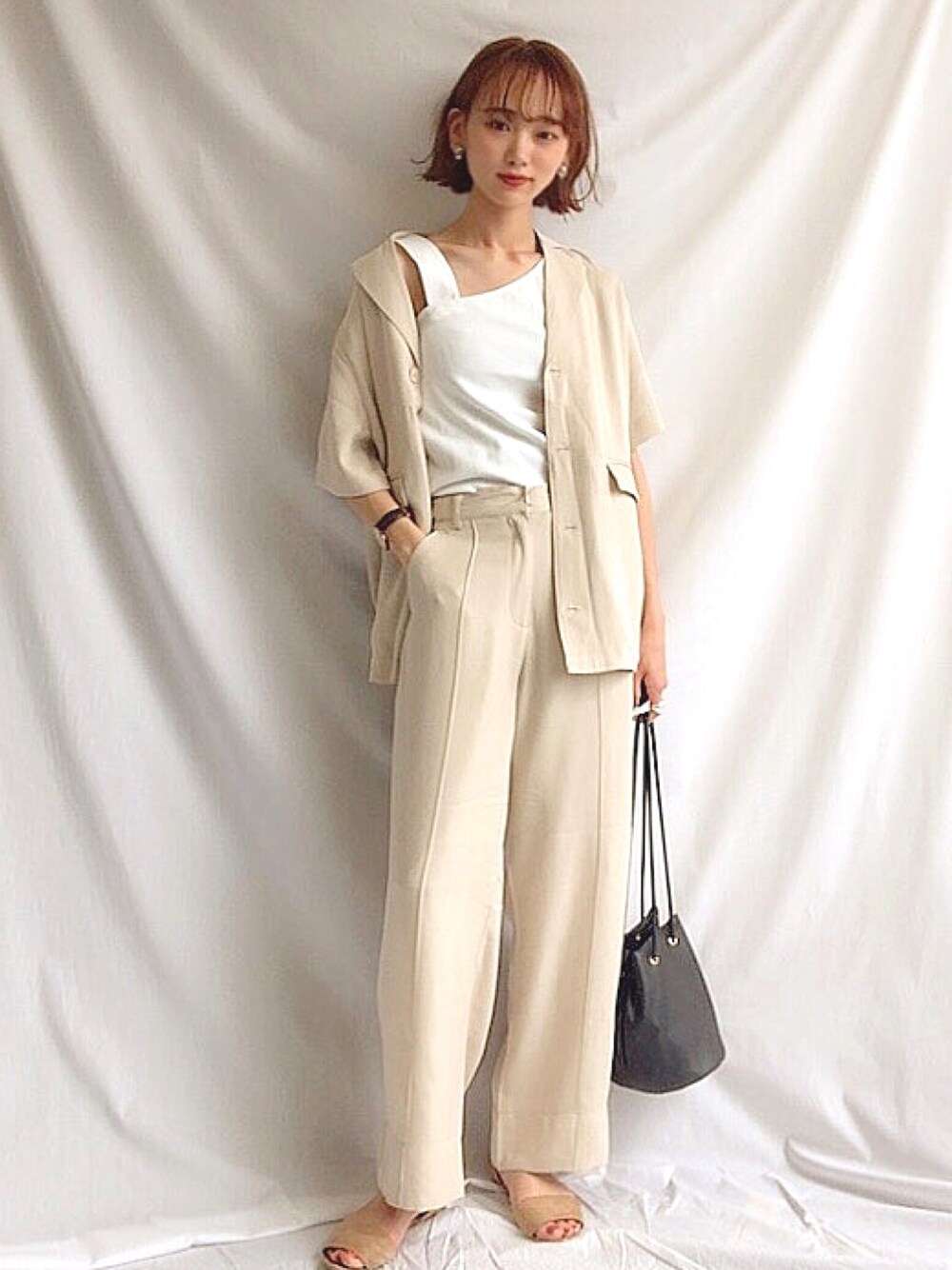 「春夏コーデ、シンプルコーデ、ラクチンコーデ、セットアップ、ワントーンコーデ、ベージュ、タンクトップ、サンダル、夏コーデ、カジュアル」｜「jouetieのハーフスリーブジャケットシャツ【セットアップ】（シャツ/ブラウス、ホワイト系）」を使った、UMIさん（レディース・165cm）の春コーディネートの1枚目の写真