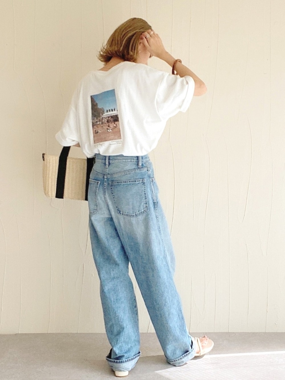 ホワイト系のTシャツ/カットソー、ブルー系のデニムパンツ、ブルー系のバッグを着用したレディースの夏コーディネートの1枚目の写真