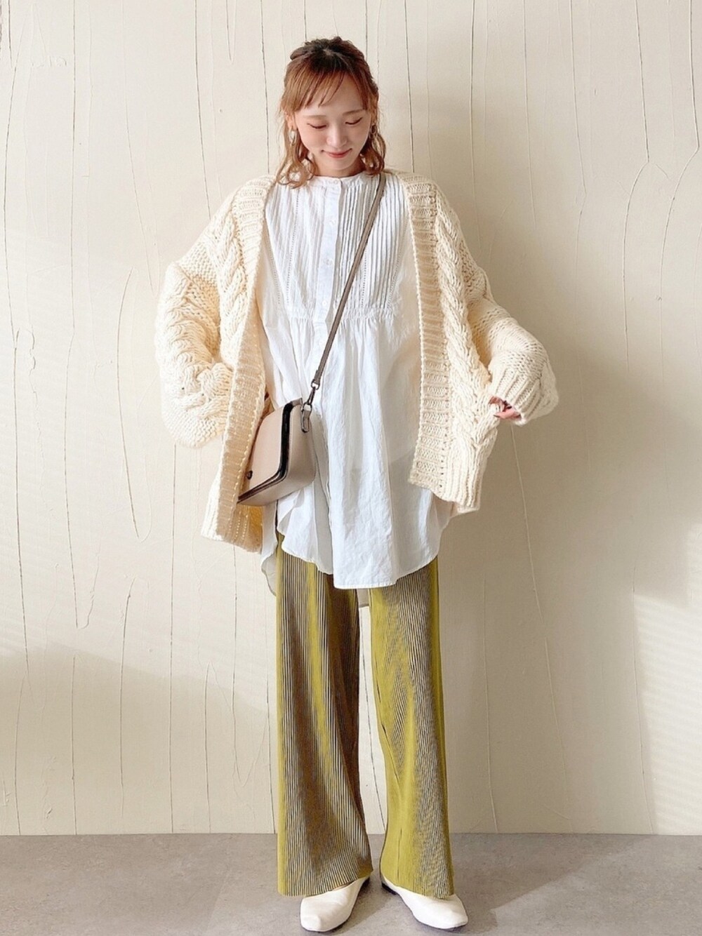 グリーン系のその他パンツ、ホワイト系のチュニック、ホワイト系のカーディガン/ボレロを着用したレディースの秋コーディネートの1枚目の写真