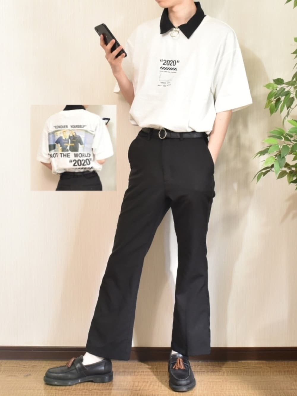 ホワイト系のTシャツ/カットソー、ブラック系のスラックス、ブラック系のローファーを着用したメンズの春コーディネートの1枚目の写真
