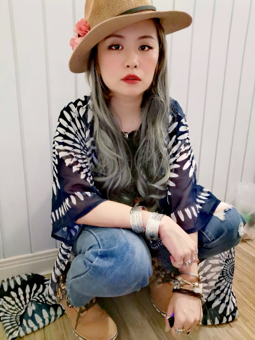 「ジーンズ、花柄、ボヘミアン、Timberland、ストローハット、羽織り、jeans、牛仔褲、草帽、bohochic、boho、hippie」｜「H&MのH&M Jeans（デニムパンツ、ブルー系）」を使った、小野坂雅🇹🇼さん（レディース・155cm）の秋コーディネートの1枚目の写真