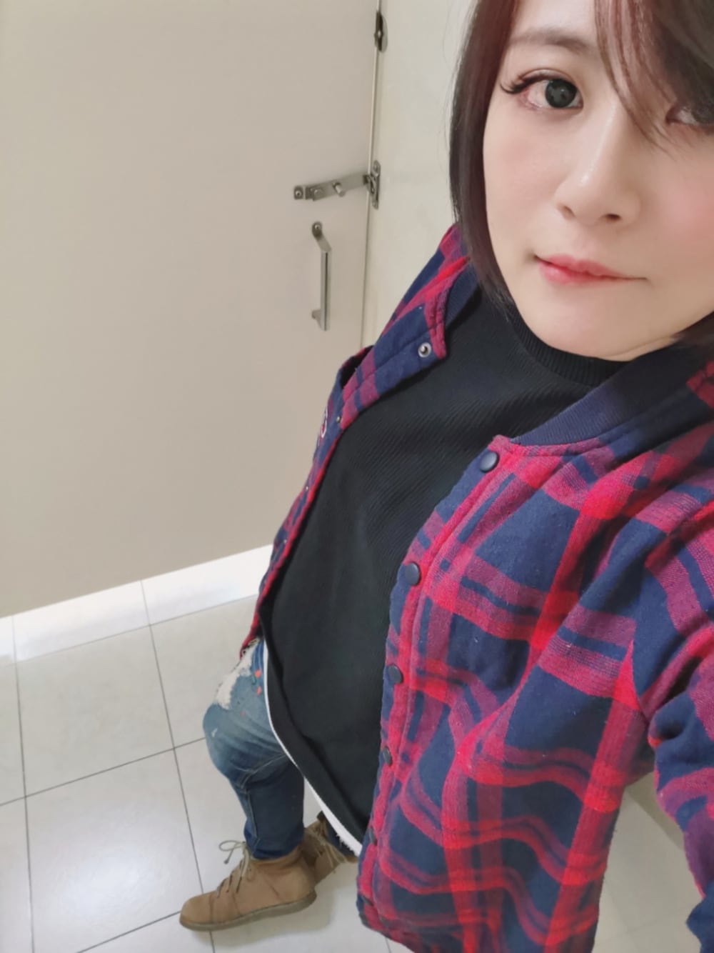 「red、格紋、格子柄、jeans、ジーンズ、牛仔褲、短靴、ブーツ」｜「NETのアイテム（デニムパンツ、ブルー系）」を使った、小野坂雅🇹🇼さん（レディース・155cm）の秋コーディネートの1枚目の写真