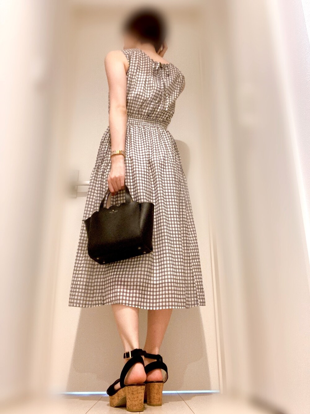 「JILLSTUART、ワンピース、シンプル、大人かわいい、黒、サンダル、ブラック、モノトーン、キレイめ、デート」｜「kate spade new yorkのLILY AVENUE BENNETT（ショルダーバッグ、ブラック系）」を使った、nomnomさん（レディース・160cm）の秋コーディネートの1枚目の写真