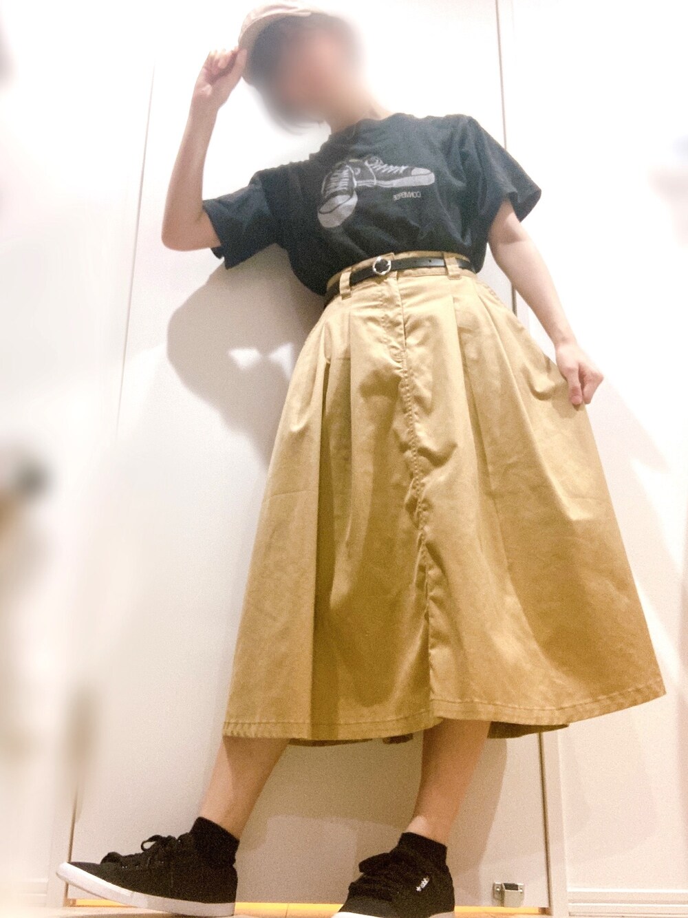 「converse、スニーカー、ラクチンコーデ、スカート、プチプラ、大人カジュアル、Tシャツ、ロングスカート、ベージュ、黒Tシャツ」｜「LOWRYS FARMのタックギャザースカート　826460（スカート、ベージュ系）」を使った、nomnomさん（レディース・160cm）の秋コーディネートの1枚目の写真