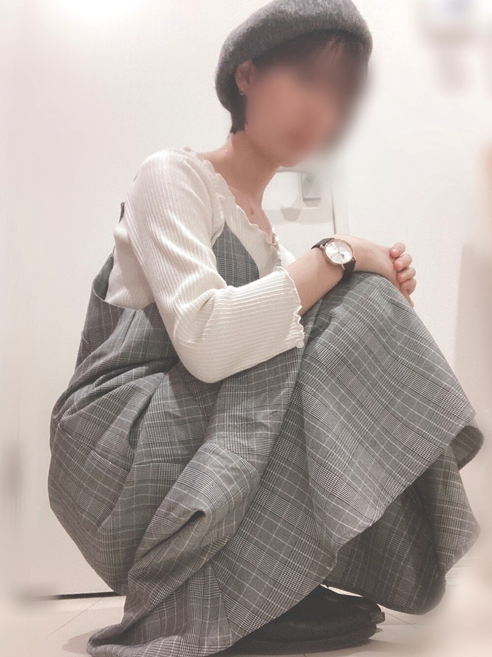 「秋のコーデ、シンプルコーデ、オトナ女子、秋服、ベレー帽、グレー、ワントーンコーデ、ワンピース、チェック、きれいめカジュアル」｜「U.S. POLO ASSN.のアイテム（アナログ腕時計、ブラウン系）」を使った、nomnomさん（レディース・160cm）の秋コーディネートの1枚目の写真