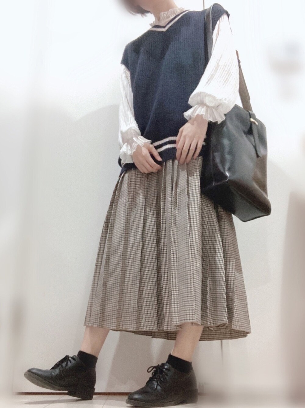 「ニットベスト、ベスト、UNIQLO、チェック、ロングスカート、スカート、カジュアル、シンプル、スクールガール、プチプラコーデ」｜「ehka sopoのガンクラブチェックプリーツスカート（スカート、ブラック系）」を使った、nomnomさん（レディース・160cm）の秋コーディネートの1枚目の写真