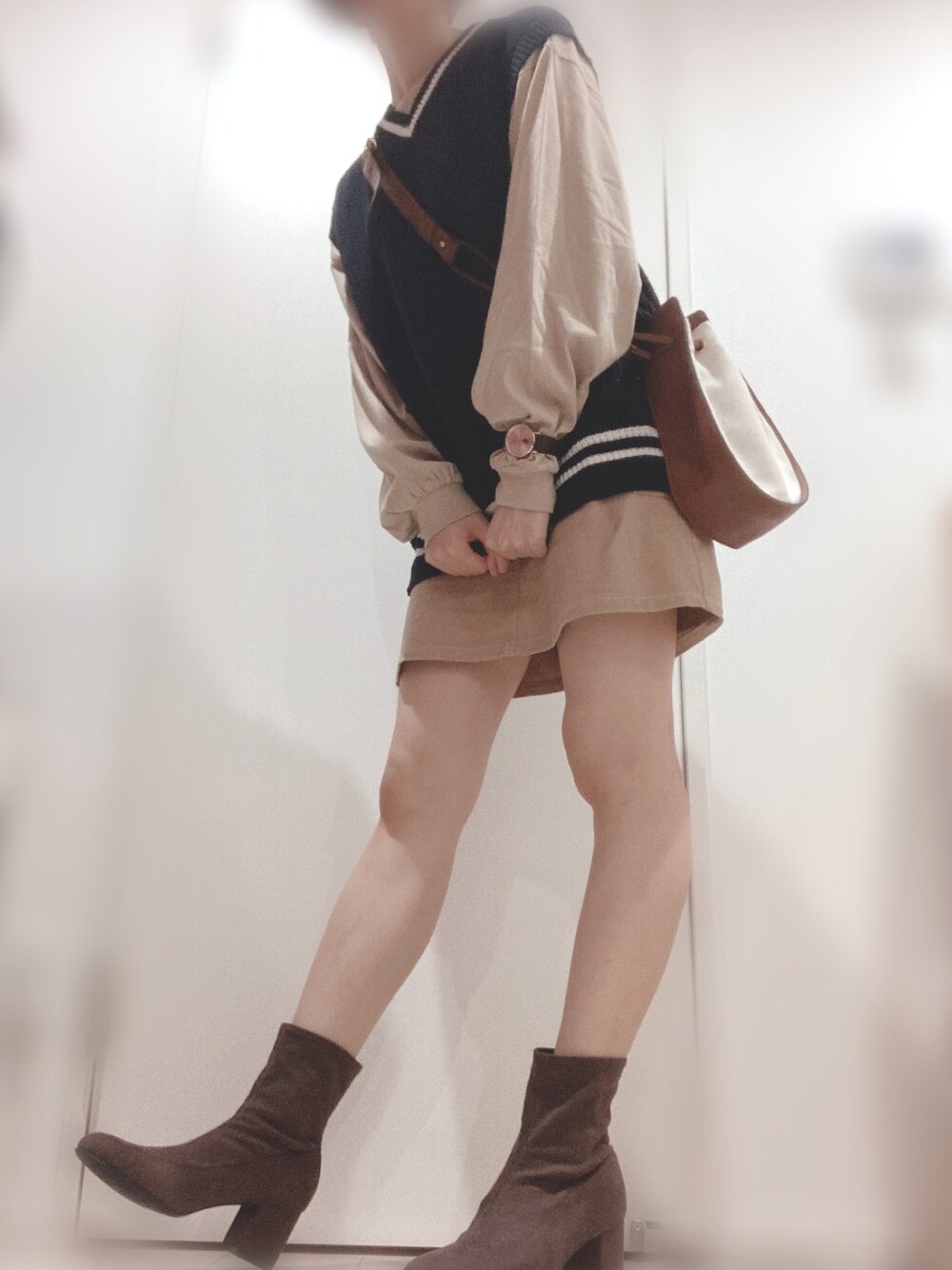 「秋コーデ、シンプル、カジュアル、ラフ、ロンT、ニットベスト、UNIQLO、スカート、ショートブーツ、ブーツ」｜「Heatherのサイドポケハイショクミニスカート　866538（スカート、ベージュ系）」を使った、nomnomさん（レディース・160cm）の秋コーディネートの1枚目の写真