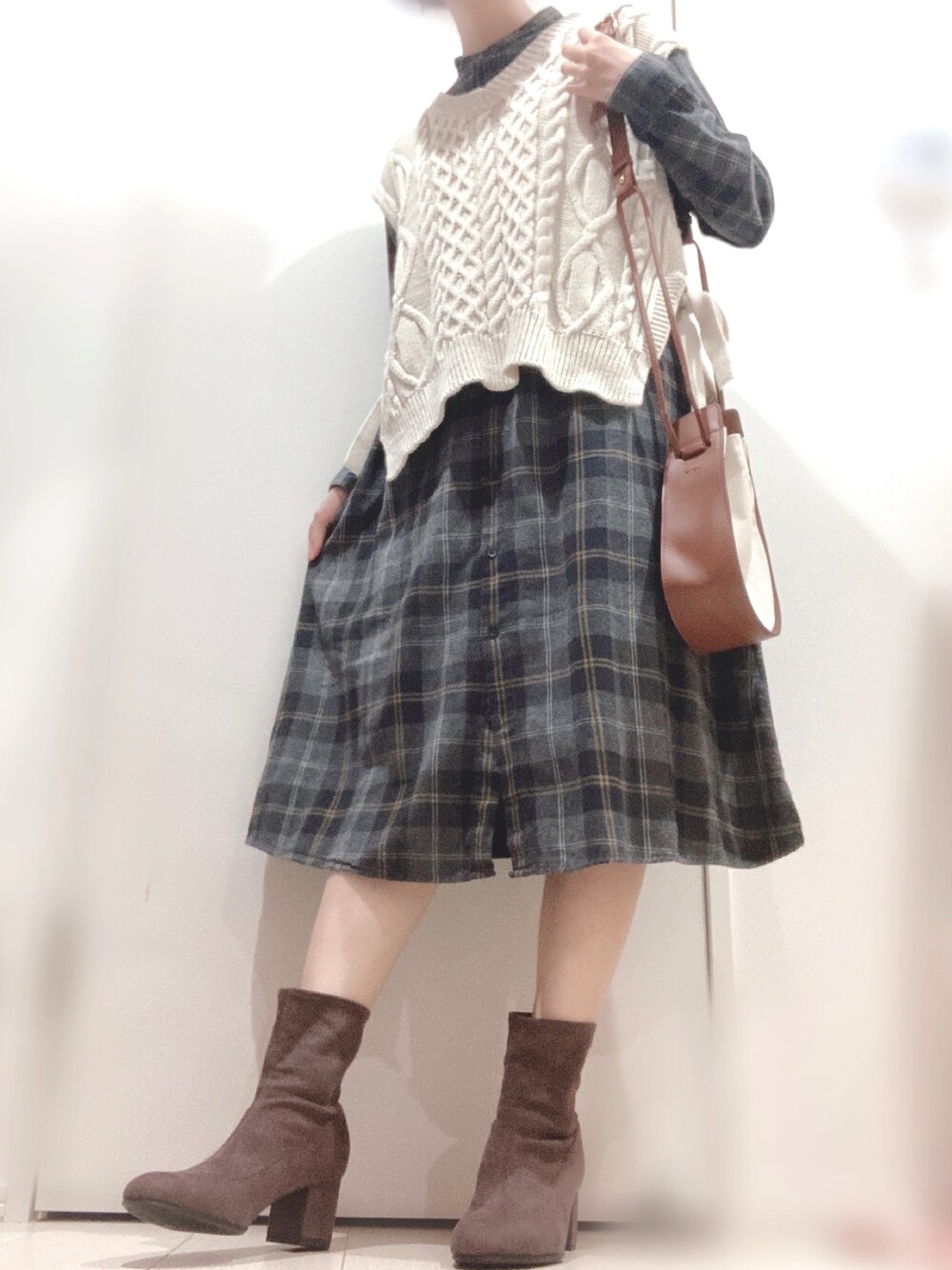 「秋コーデ、シンプル、レイヤードスタイル、UNIQLO、ユニクロ、ワンピース、ロングワンピース、ブーツ、ショートブーツ、大人カジュアル」｜「UNIQLOのアイテム（ブーツ、ブラウン系）」を使った、nomnomさん（レディース・160cm）の秋コーディネートの1枚目の写真