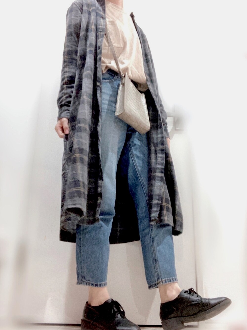 「大人カジュアル、カジュアルコーデ、プチプラ、ロングワンピース、シャツワンピ、デニム、GU、UNIQLO、チェック、着回しコーデ」｜「GUのアイテム（デニムパンツ、ブルー系）」を使った、nomnomさん（レディース・160cm）の秋コーディネートの1枚目の写真