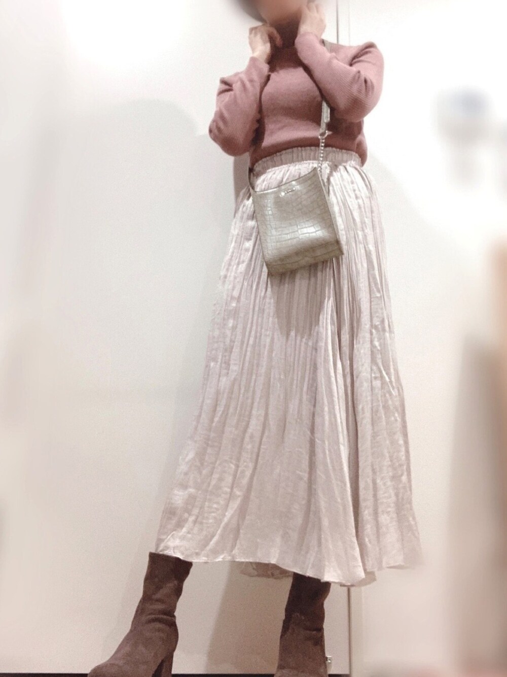 「プリーツスカート、スカート、キレイめ、秋のコーデ、プチプラコーデ、くすみカラー、ロングスカート、シンプルコーデ、ブーツ、ショートブーツ」｜「UNIQLOのアイテム（ブーツ、ブラウン系）」を使った、nomnomさん（レディース・160cm）の秋コーディネートの1枚目の写真