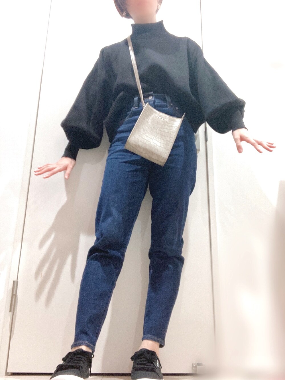 「秋のマイ旬スタイル、秋のコーデ、ブラックコーデ、ブラック、デニム、テーパードパンツ、ニット、シンプル、きれいめカジュアル、スニーカー」｜「JEANASISのWフェイスショートハイネックプルオーバー/893347（ニット/セーター、ブラック系）」を使った、nomnomさん（レディース・160cm）の秋コーディネートの1枚目の写真