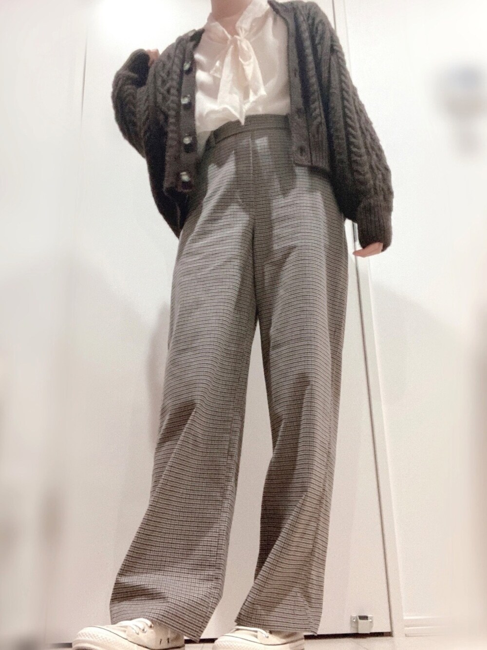 「UNIQLO、パンツスタイル、大人カジュアル、休日スタイル、秋のコーデ、カジュアル、プチプラコーデ、オーバーサイズ、ゆるコーデ、スニーカーコーデ」｜「MAJESTIC LEGONの前後2WAYボウタイブラウス（シャツ/ブラウス、ホワイト系）」を使った、nomnomさん（レディース・160cm）の秋コーディネートの1枚目の写真