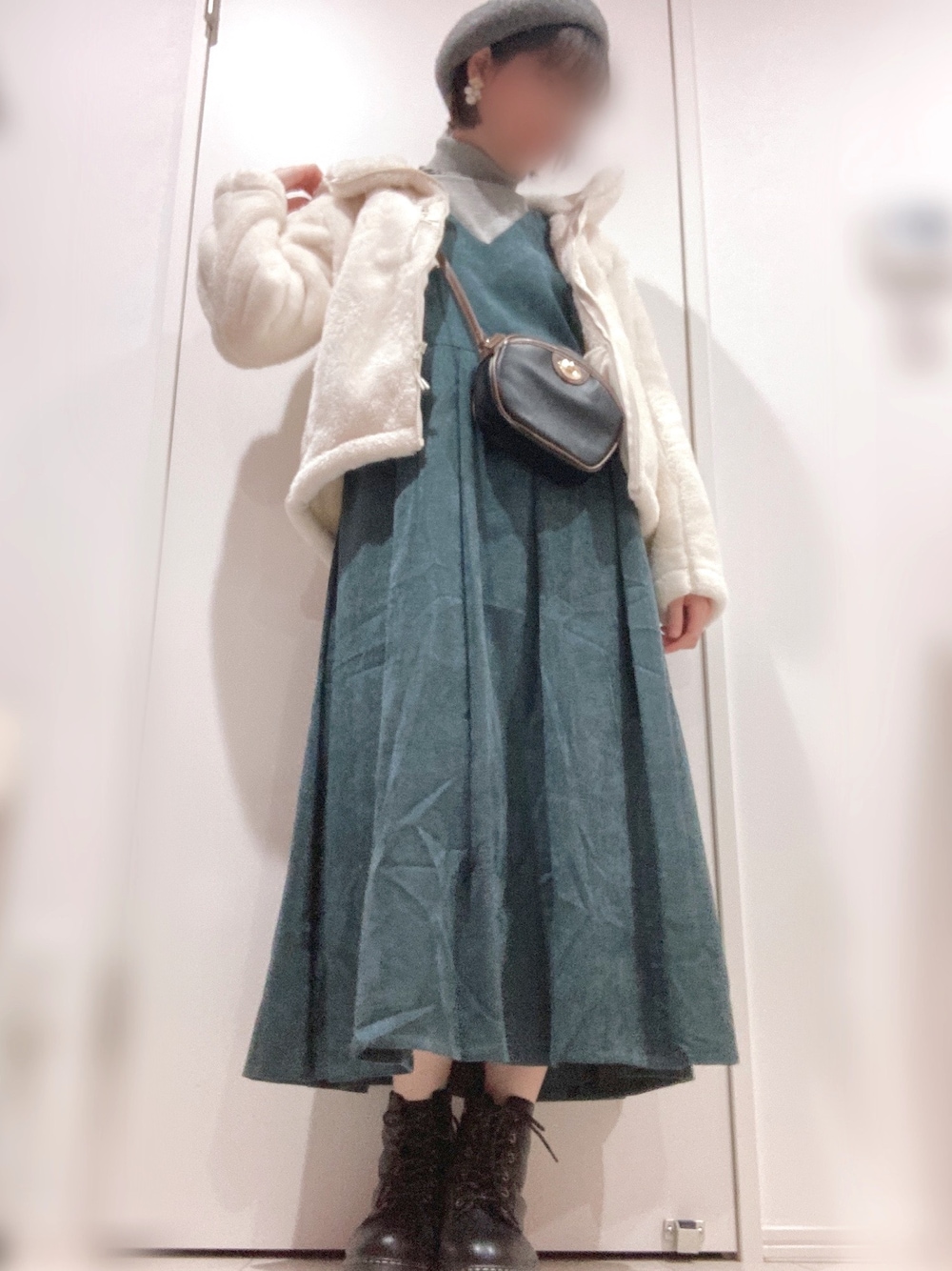 「カジュアルコーデ、きれいめカジュアル、オトナカジュアル、デート、UNIQLO、パーカー、ジャンスカ、ワンピース、ブーツ、ロングスカート」｜「AMERICAN HOLICのバスクベレー〇＊（ハンチング/ベレー帽、グレー系）」を使った、nomnomさん（レディース・160cm）の秋コーディネートの1枚目の写真