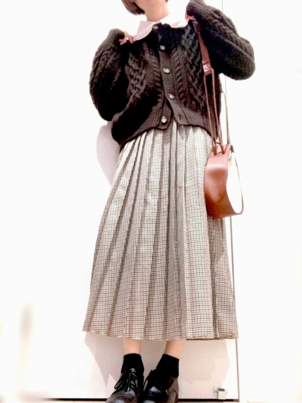 「丸襟、ブラウス、スカート、チェックスカート、カーディガン、GU、大人カジュアル、シンプル、ワントーンコーデ、ブラウンコーデ」｜「apres jourのベーシックフリルブラウス【ZOZOTOWN限定アイテム】（シャツ/ブラウス、ホワイト系）」を使った、nomnomさん（レディース・160cm）の秋コーディネートの1枚目の写真
