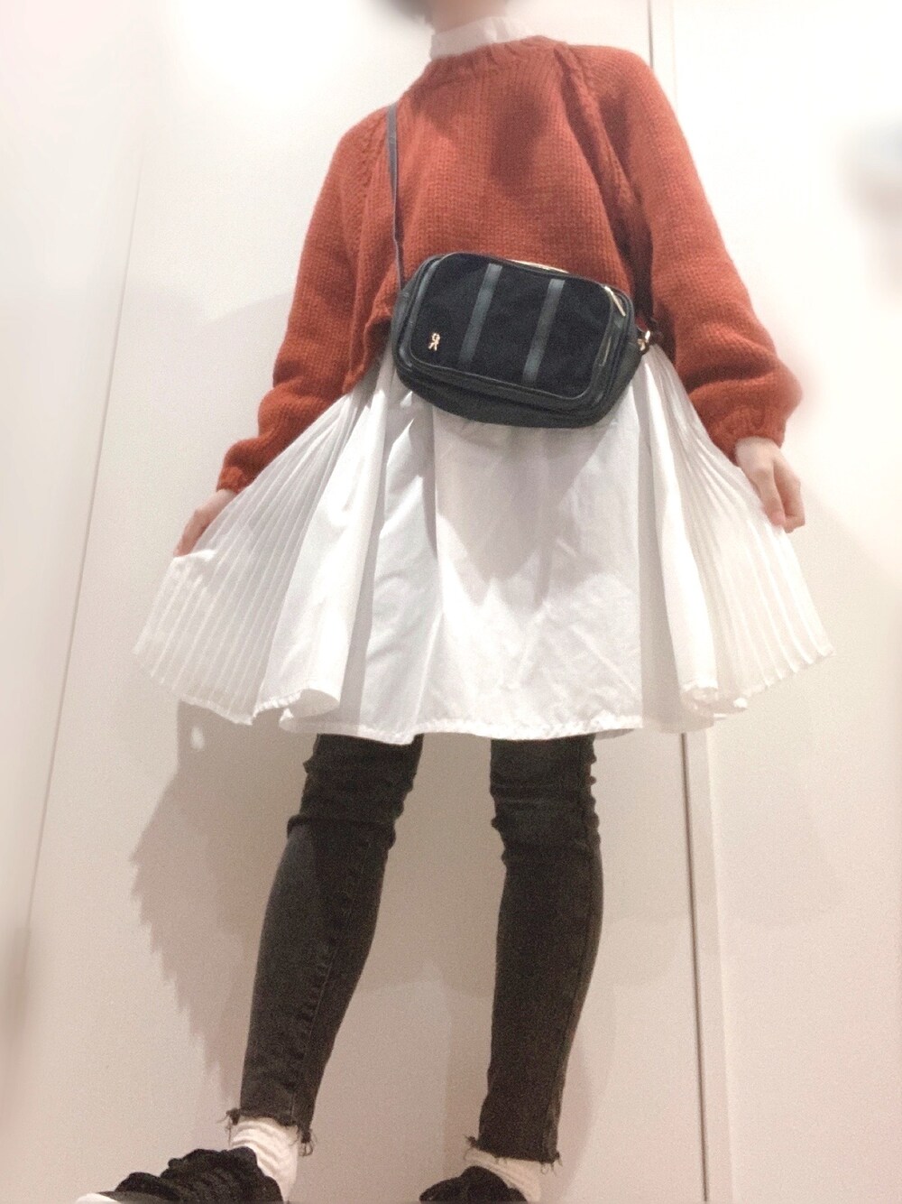 「ショートニット、ショート丈トップス、ニット、シンプル、きれいめカジュアル、カジュアル、シャツスタイル、ワンピース、UNIQLO、ニットコーデ」｜「Ungridのスリーブボリュームショートニット（ニット/セーター、オレンジ系）」を使った、nomnomさん（レディース・160cm）の秋コーディネートの1枚目の写真